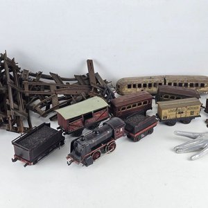 Tren de Juguete Antiguo con Vagones y Rieles Alemanes - imagen 1