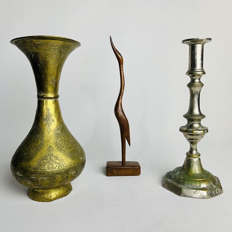 Lote siguiente: Lote de arte antiguo: candelabros, florero y escultura