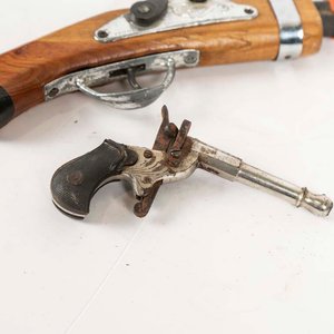 Dos Pistolas: Una Antigua y Un Encendedor Estilo Pistola - imagen 2