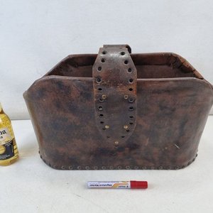 Antiguo Revistero de Cuero Rústico con Base de Madera y Remaches - imagen 2