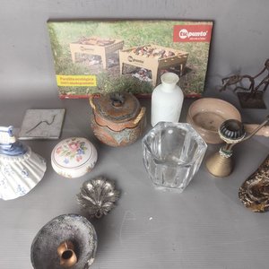 Lote siguiente: Lote Variado: Figura de Porcelana, Pipa, Recipientes y Más