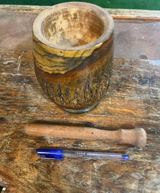 Mortero de madera con mano incorporada - imagen 7