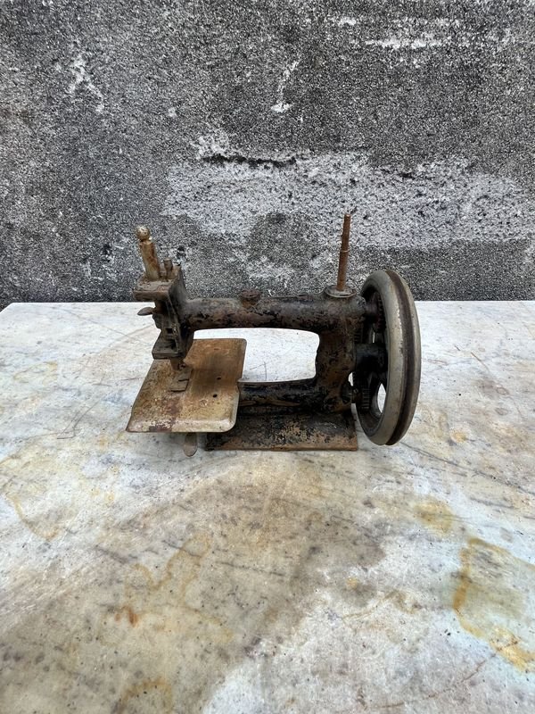 Lote anterior: Antigua máquina de coser para la venta