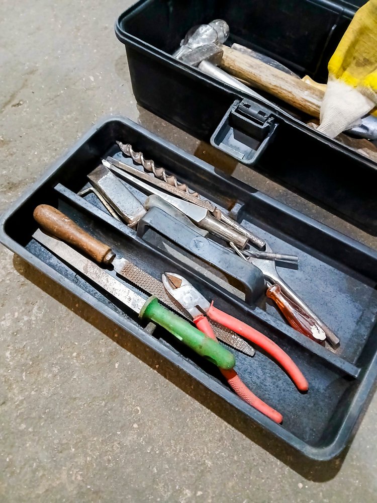 Caja con herramientas: mechas, pinzas y más - imagen 3