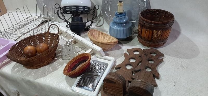 Caja con objetos decorativos y útiles - imagen 2