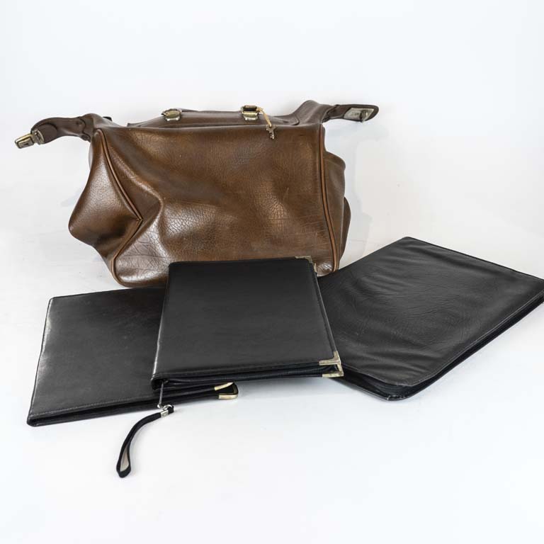 Bolso de cuero, portafolio y 2 carpetas - Medidas: 49x40cm 