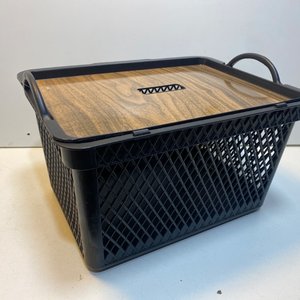 Lote siguiente: Canasto Organizador Negro Plástico con Tapa Madera y Asas