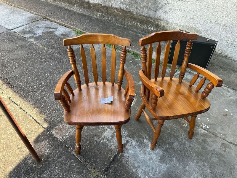 Lote siguiente: 2 sillas madera macisas impecables estado