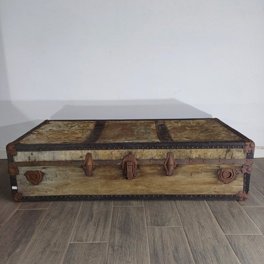 Baúl de madera con herrajes y rastros de polillas - imagen 2