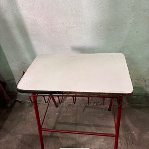 Mesa Estudiantil Metálica con Estante Inferior - imagen 3