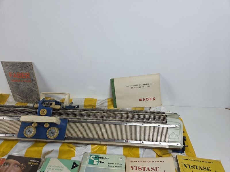 Máquina de tejer con forro de lona y cantidad de manuales y revistas de tejidos - imagen 8