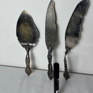 Lote anterior: Set de 3 Piezas para Servir con Diseño Repujado y Cincelado