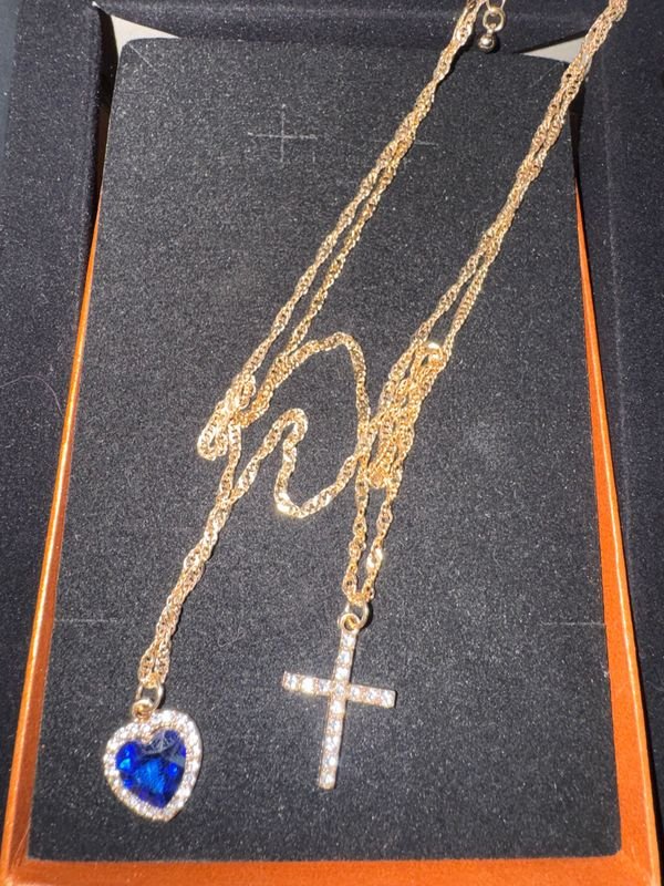 Conjunto de Collares con Dijes de Corazón y Cruz