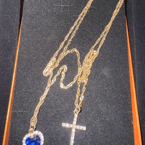 Lote anterior: Conjunto de Collares con Dijes de Corazón y Cruz