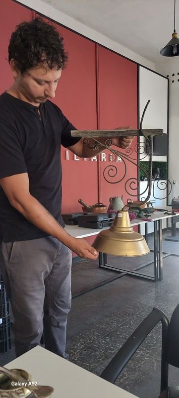 Lámpara de estilo antiguo con forma cónica y acabado metálico - imagen 4