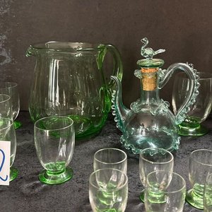 Lote de Cristalería Verde: Jarra, Aceitera y Vasos - imagen 2