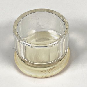 Lote siguiente: Cajita de Cristal con Tapa de Marfil