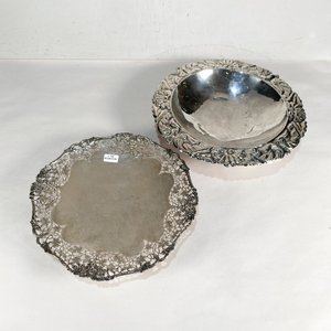 Lote siguiente: Dos Centros de Mesa Metálicos Labrados con Detalles Florales y Guirnaldas