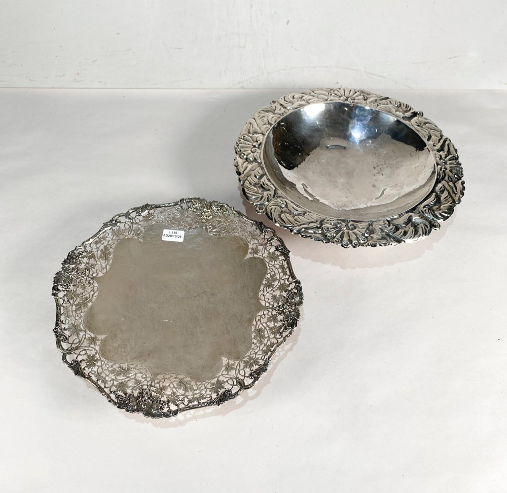 Dos Centros de Mesa Metálicos Labrados con Detalles Florales y Guirnaldas