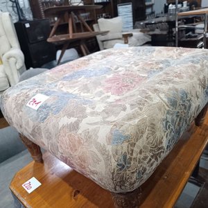 Lote anterior: Antiguo Apoya Pie Tapizado con Patas de Madera