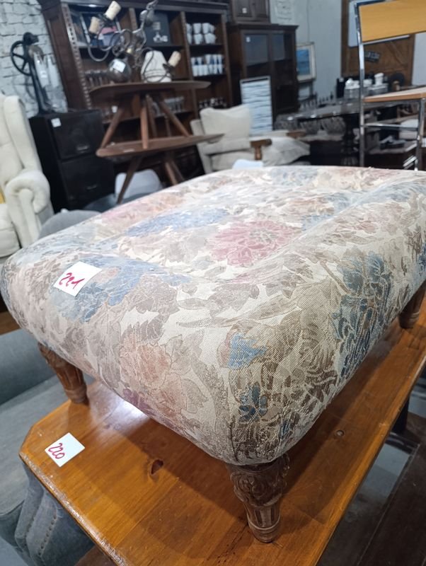Antiguo Apoya Pie Tapizado con Patas de Madera