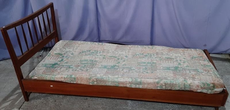 Cama de Madera Desarmable con Colchón Fino de Espuma