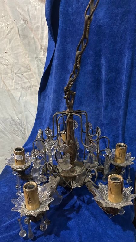 Lote siguiente: Lámpara de bronce con caireles de cristal