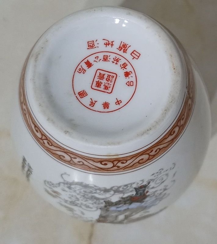 Botella de porcelana decorada con motivos tradicionales - imagen 3