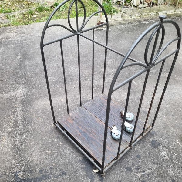 Leñero de Hierro con Base de Madera y Ruedas
