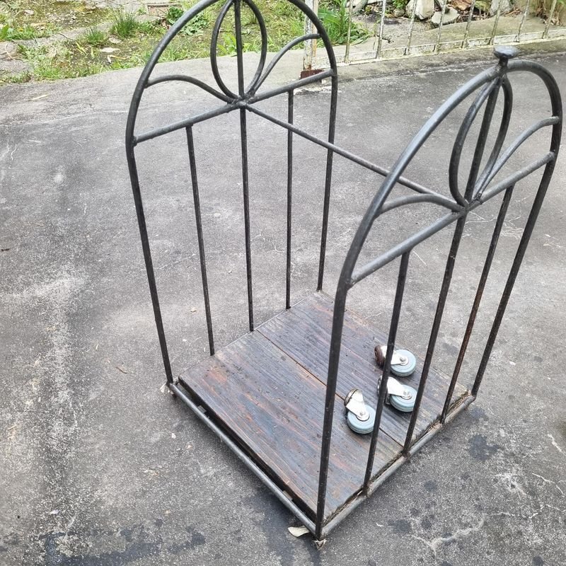 Leñero de Hierro con Base de Madera y Ruedas