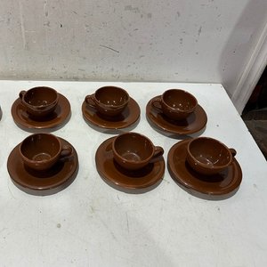 Lote siguiente: Juego de 6 Tazas de Café con sus Platitos Marrones