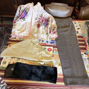 Conjunto de Ropa: Campera Floral Reversible, Pantalón Gris y Chal Tejido - imagen 2