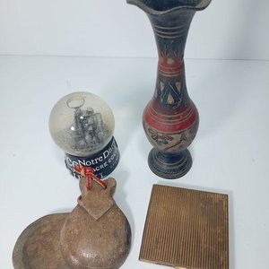 Florero Metálico, Polvera Dorada, Castañuelas y Bola Nieve París - imagen 2