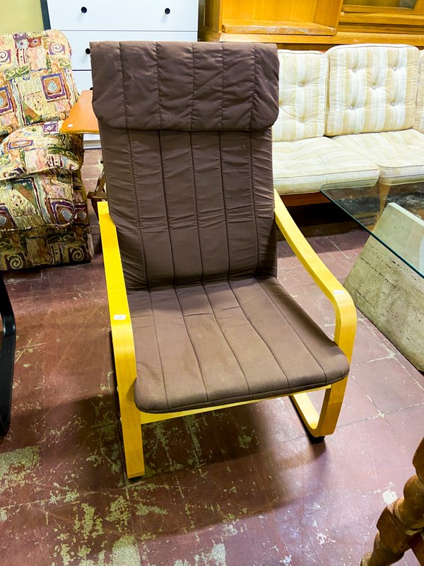Sillón de Tela Marrón con Estructura Amarilla