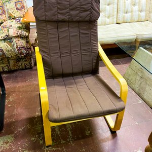 Lote anterior: Sillón de Tela Marrón con Estructura Amarilla