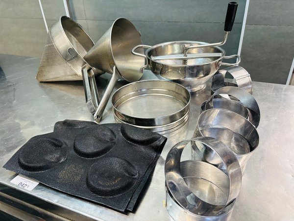Set de Utensilios de Cocina Profesional Pujadas: Puretera, Coladores, Tamiz y Moldes