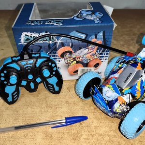 Auto a Radio Control Todoterreno Recargable con Luces y Dos Controles - imagen 3