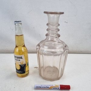 Lote anterior: Antiguo Decantador de Vidrio Transparente con Cuello Anillado y Cuerpo Facetado