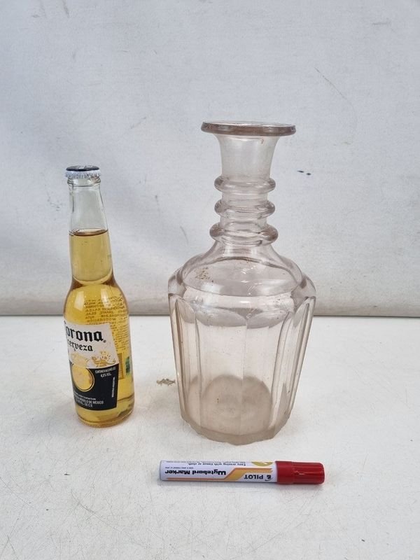 Antiguo Decantador de Vidrio Transparente con Cuello Anillado y Cuerpo Facetado