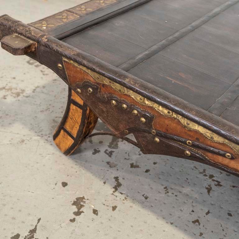 Mesa de living de madera y metal con diseño hindú - imagen 2