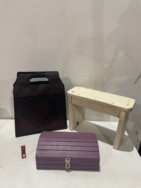 Lote anterior: Cartera cuero, cofre y banquito