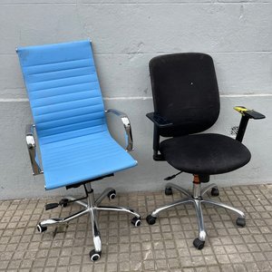 2 Sillones de Oficina Giratorios y con Ruedas: Uno Celeste y Otro Negro - imagen 1
