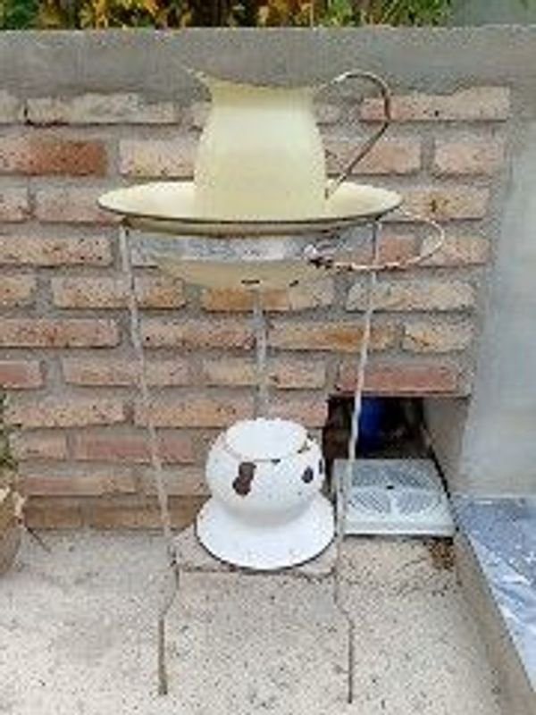 Jarra y Palangana Enlozadas con Pie Metálico