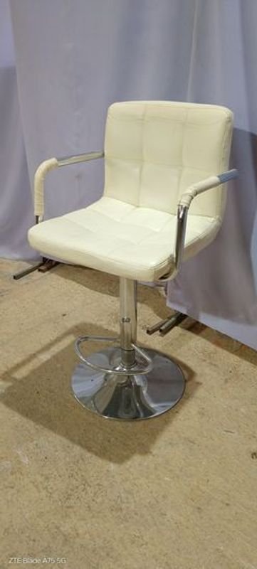 Lote anterior: Silla alta tipo banqueta con posabrazos pantazote blanco hidráulico