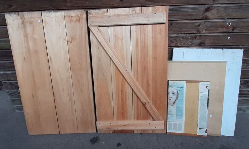 Lote siguiente: Muebles de madera para decoración y construcción