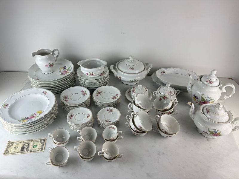 Lote siguiente: Juego de vajilla en porcelana Schmidt