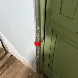 Lote siguiente: Bomba de mano antigua para líquidos