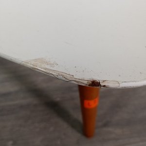Mesa de Diseño Triangular con Tres Patas - imagen 6
