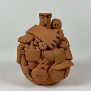 Cerámica "Personaje con elementos" de Juan Cavo - Firmada - imagen 1
