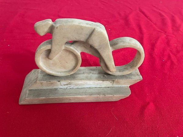 Escultura de Ciclista Art Decó en Piedra Estilo Alabastro, Aprox. Años 50 - imagen 1